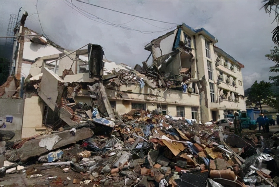 汶川地震中国男孩救以色列女孩,十年前汶川地震士兵救12岁女孩