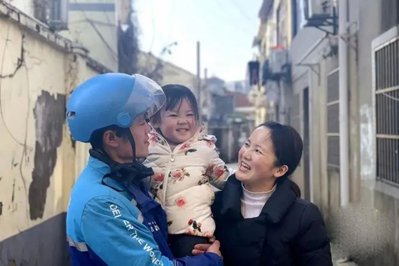 90后小伙带女儿送外卖,送外卖小伙带六个月的女儿