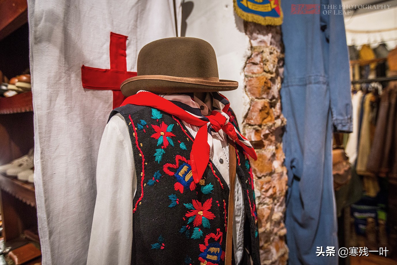 在香港，用上百年旧布料做的衣服，像垃圾堆捡的却卖着3000元高价