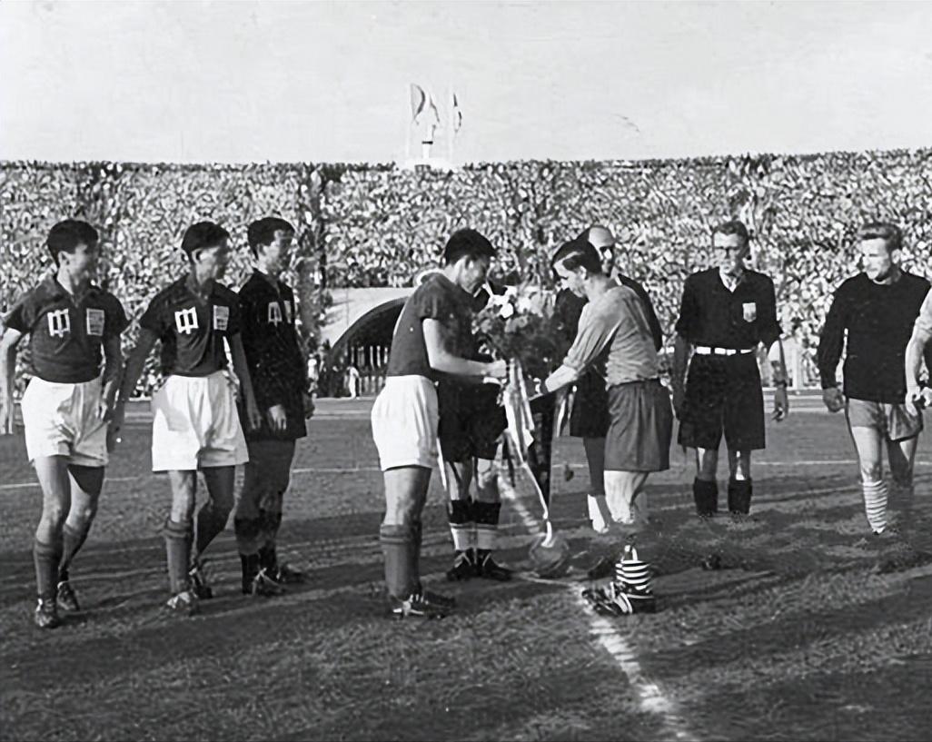 贺龙将军组建的足球队有多强?14场国际赛从无败绩,成为亚洲第一