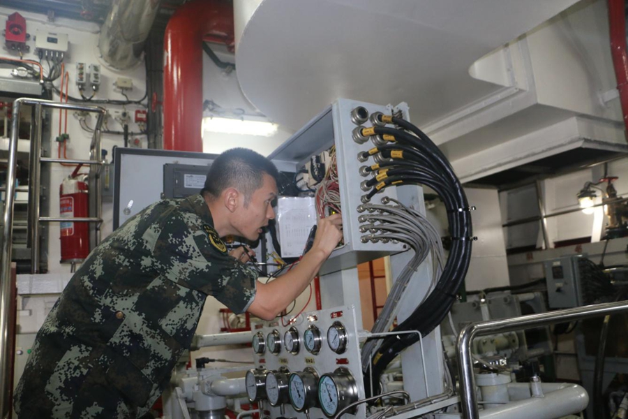 英姿飒爽守海疆金戈铁马铸忠魂,百舸争流千帆竞奋楫破浪立潮头