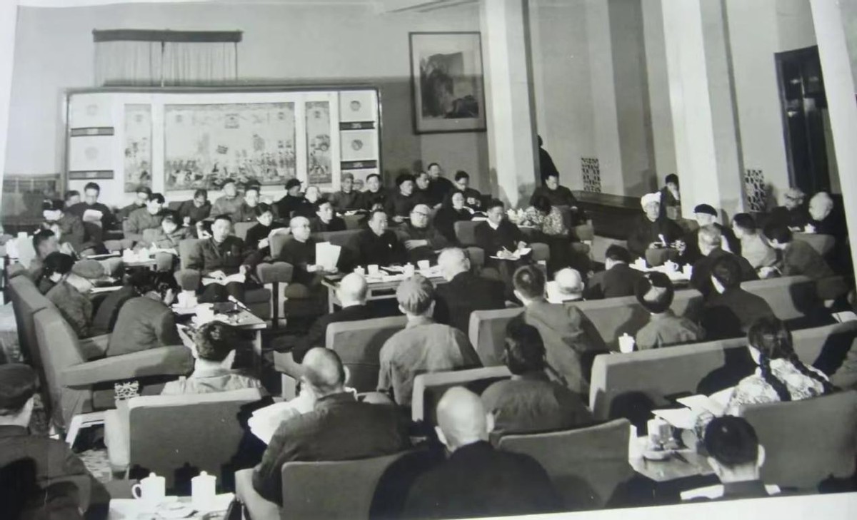 1959年人民大会堂落成，毛主席看着天花板笑问：这是谁的主意