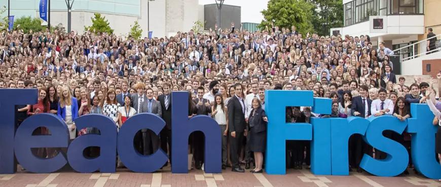 贫民窟的华裔“洗碗工”，缘何一跃成为英国最年轻贵族？