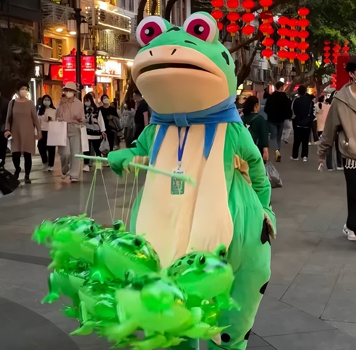 95后夫妻摆摊月入过万,摆地摊年薪百万