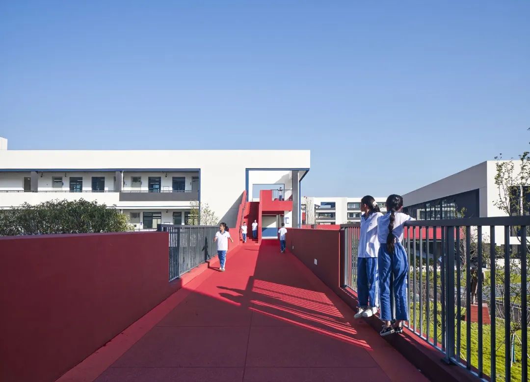 九年一贯制学校设计,阶梯式学校效果图