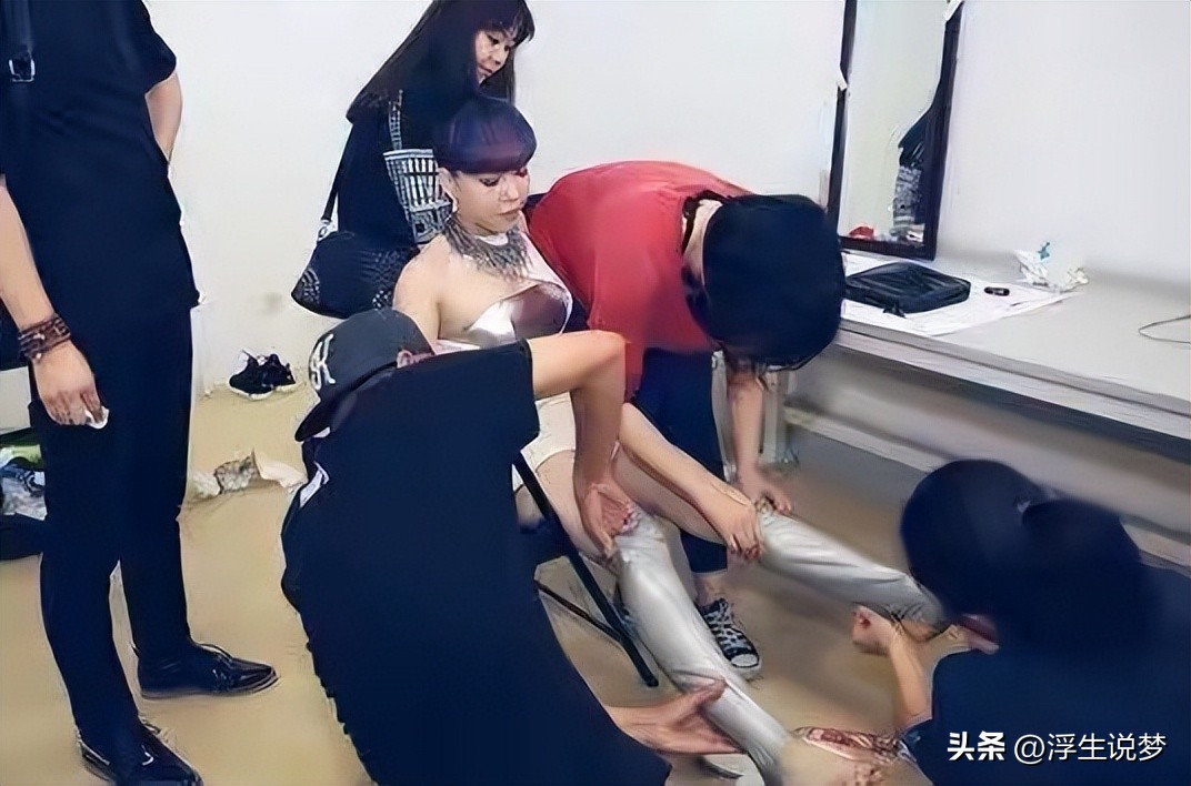 助理伺候明星跪下打伞,助理跪下伺候明星洗脚穿鞋