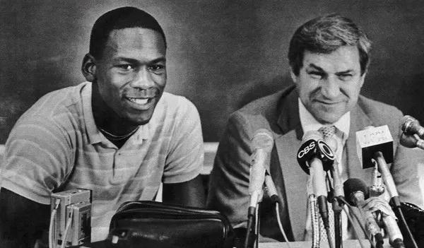 airjordanjumpman黑白,jordanjumpman短袖背后全是logo