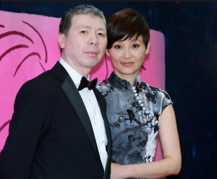 2天10个瓜，离婚、名导移民、恋情曝光、双双出轨…个个都是大瓜