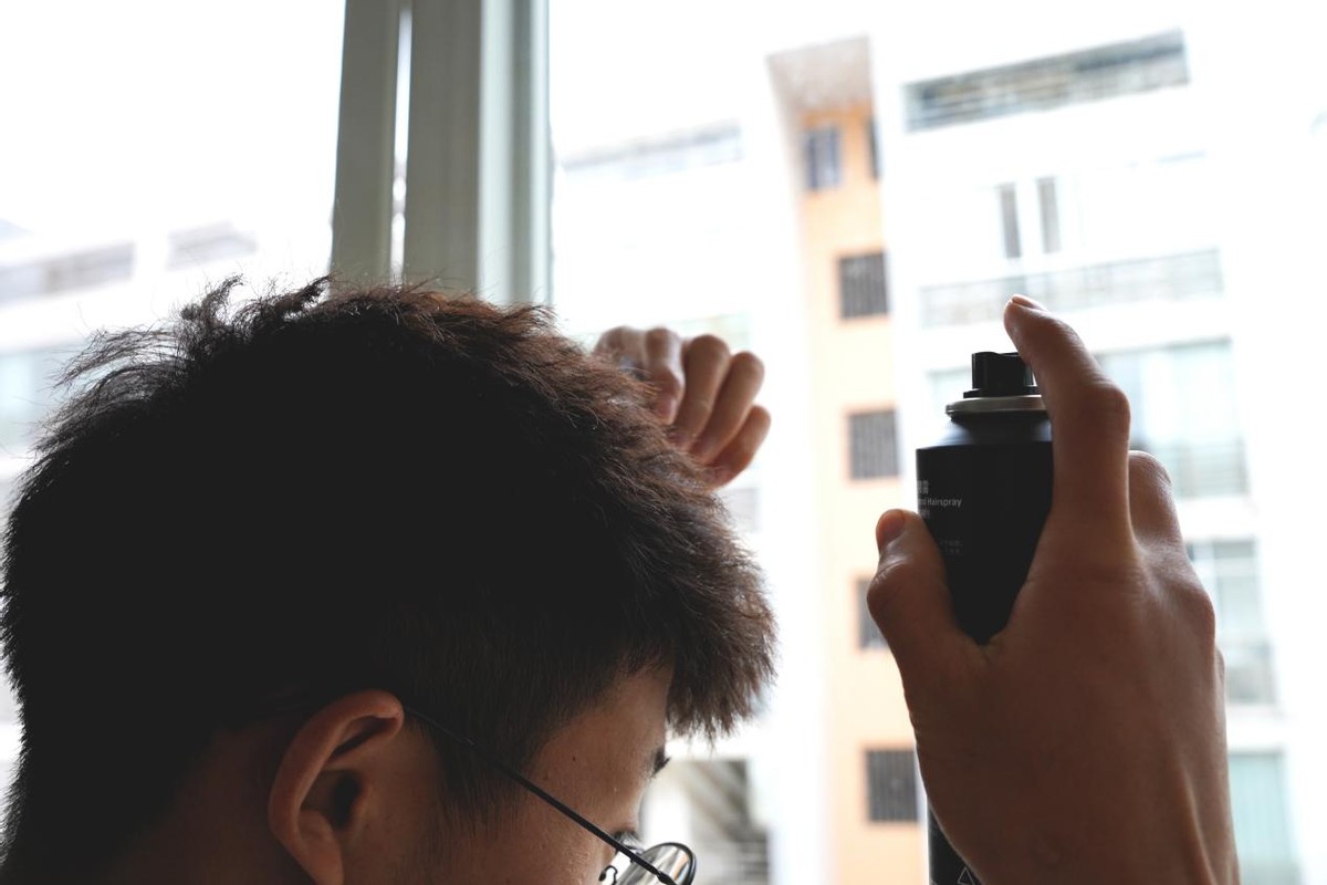 发蜡凝固了怎么处理干净头发,发质干枯毛躁去理发店怎么改善