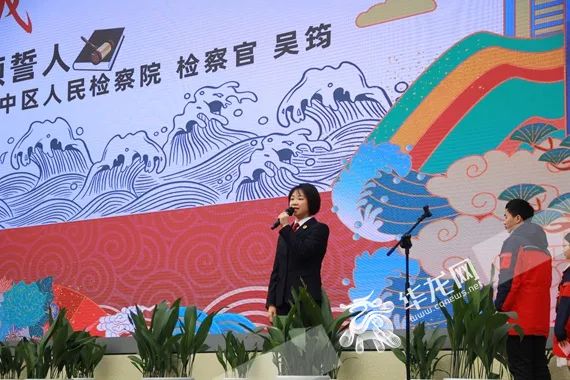 重庆四十二中举行高2022届成人仪式暨高考“冲刺”誓师大会