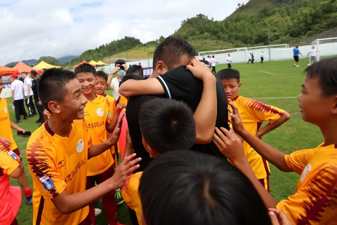 赢了！北京警察与来自贫困山区的小“C罗”们……