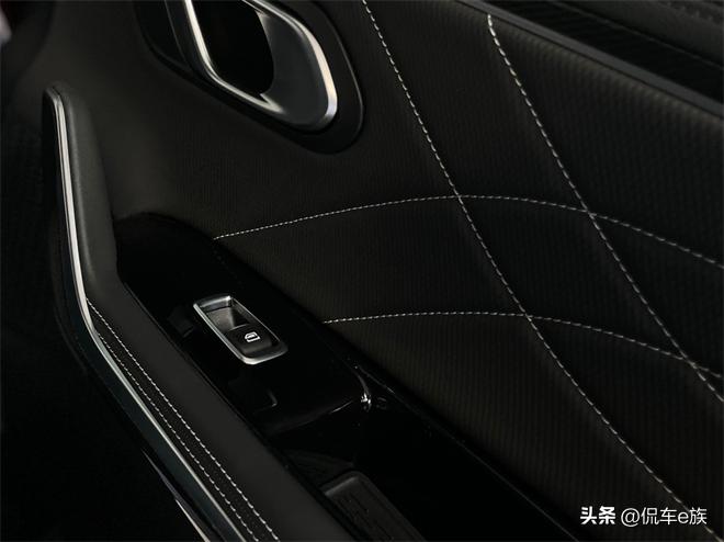 在超超超大的大通MIFA9里自拍，出片率超高