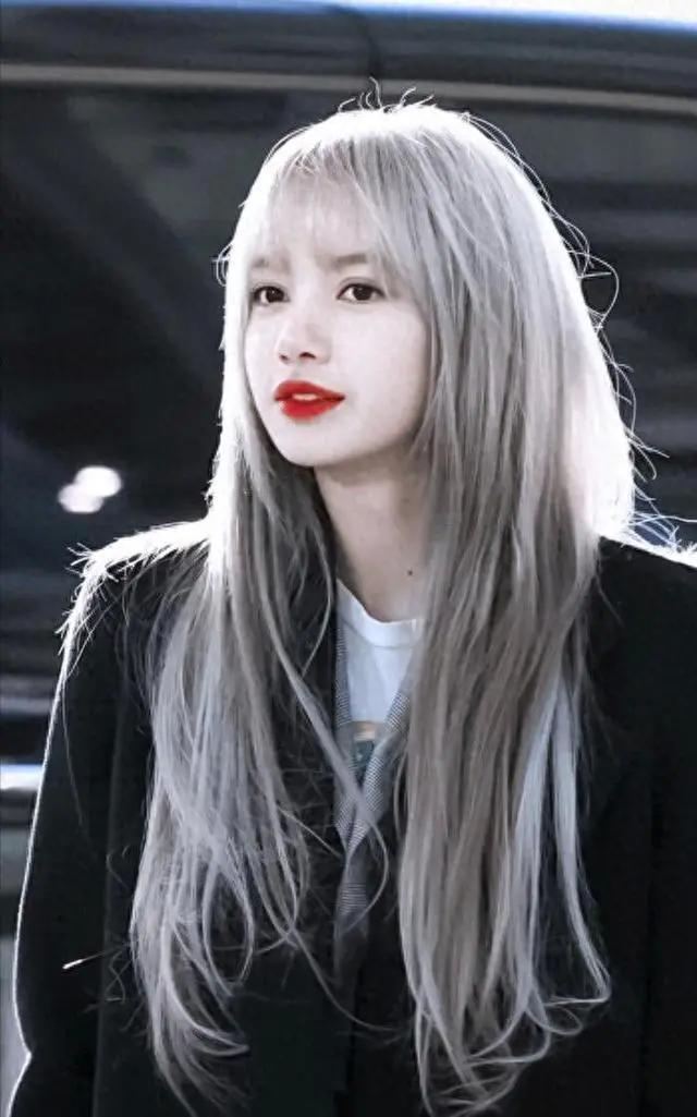 Lisa操作再引热议！晒大尺度照片、妆容变回泰妹，粉丝心疼其