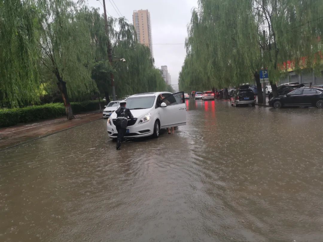 太原交警：窗外下着雨，我在守护你