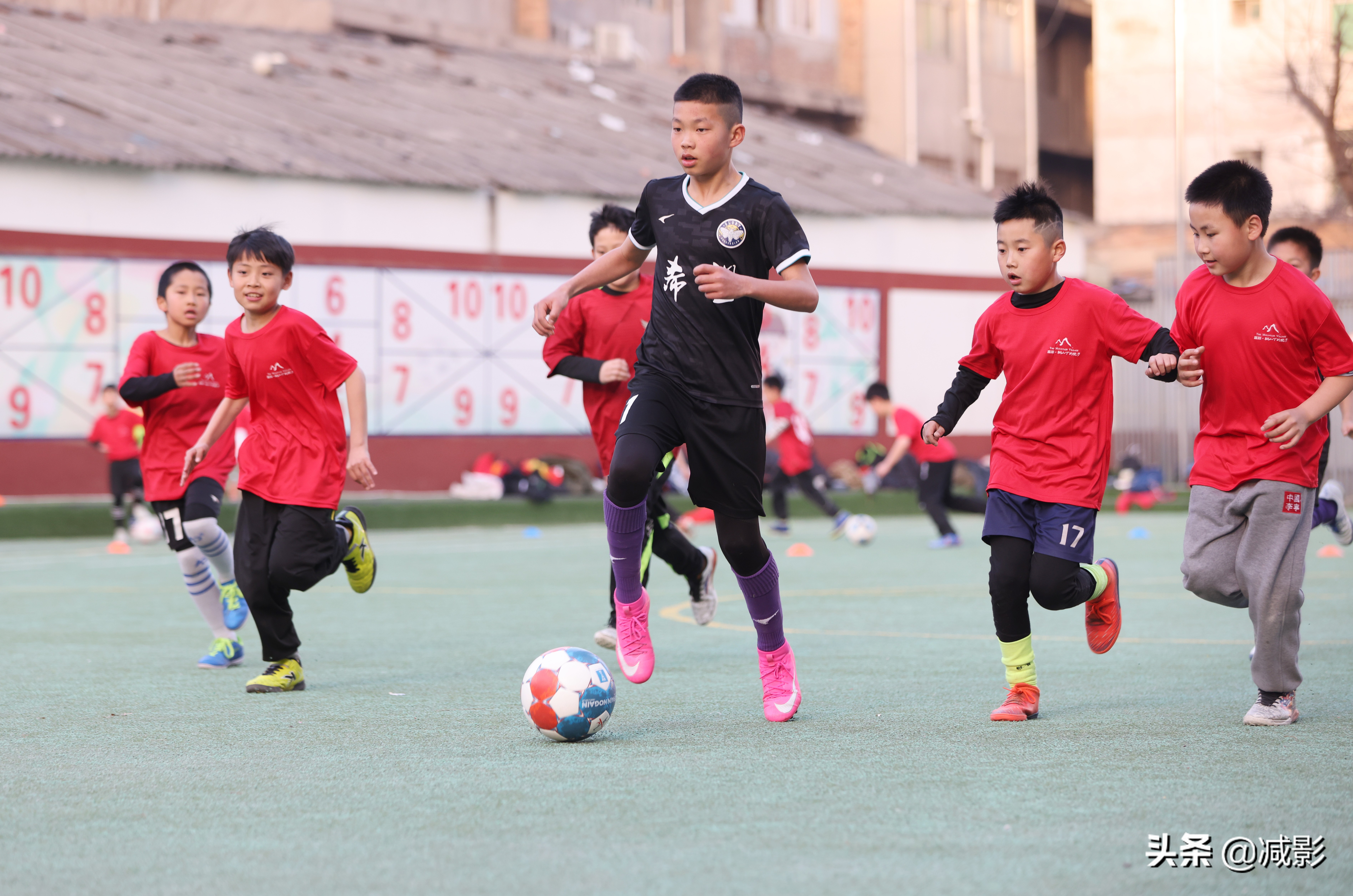校园里的足球小将,足球场上的小小少年