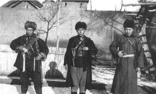 八岁乡下男孩遭遇可怕的一天，赶场路撞土匪，上街目睹杀人全过程