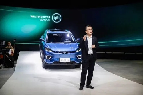 一年巨亏82亿，普通工人拿1700元底薪，董事长年薪12亿？