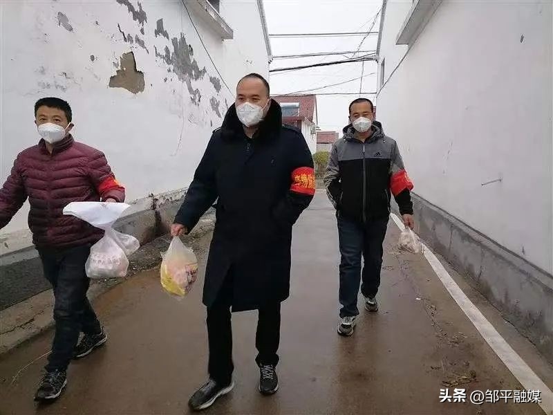 党员走进扶贫户送温暖活动,在职党员进社区爱心超市送温暖