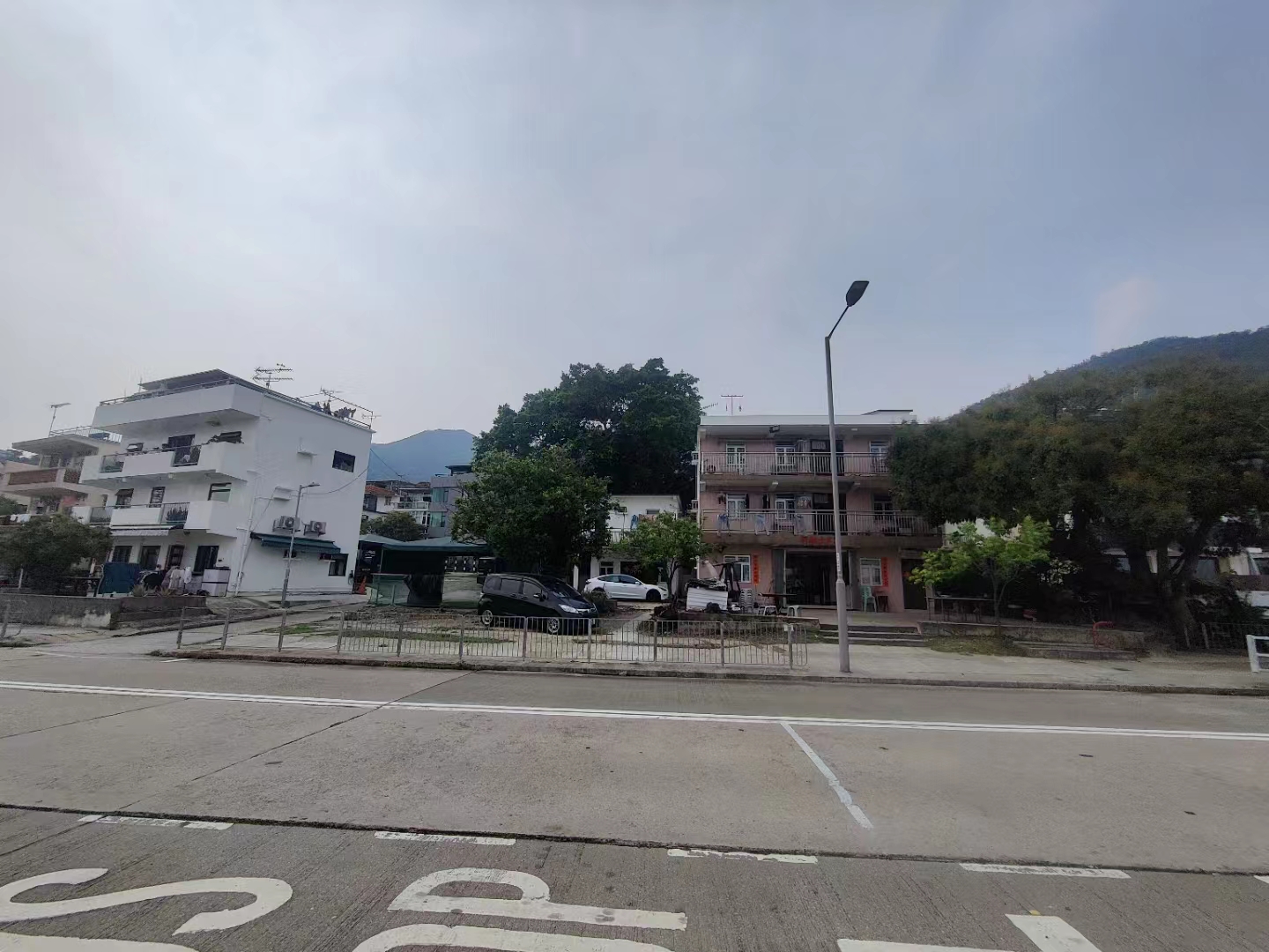 右手端啤，就着海风，喝到微醺