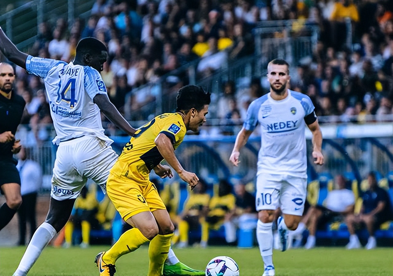 越南梅西沦为替补！球队7轮不胜法乙垫底，碰瓷武磊还太早