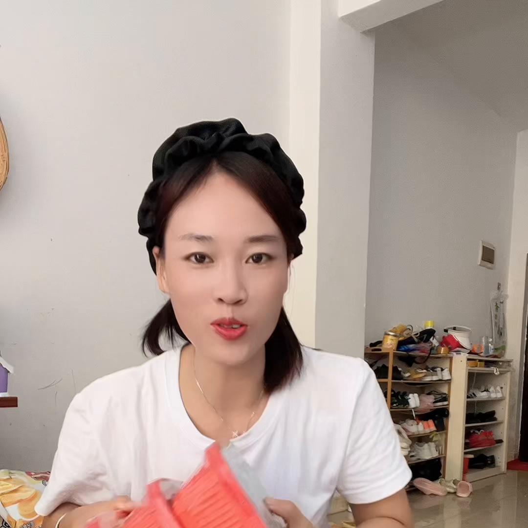 一天不知道忙些啥，就是做不完的事，洗个澡换身衣服化个淡...