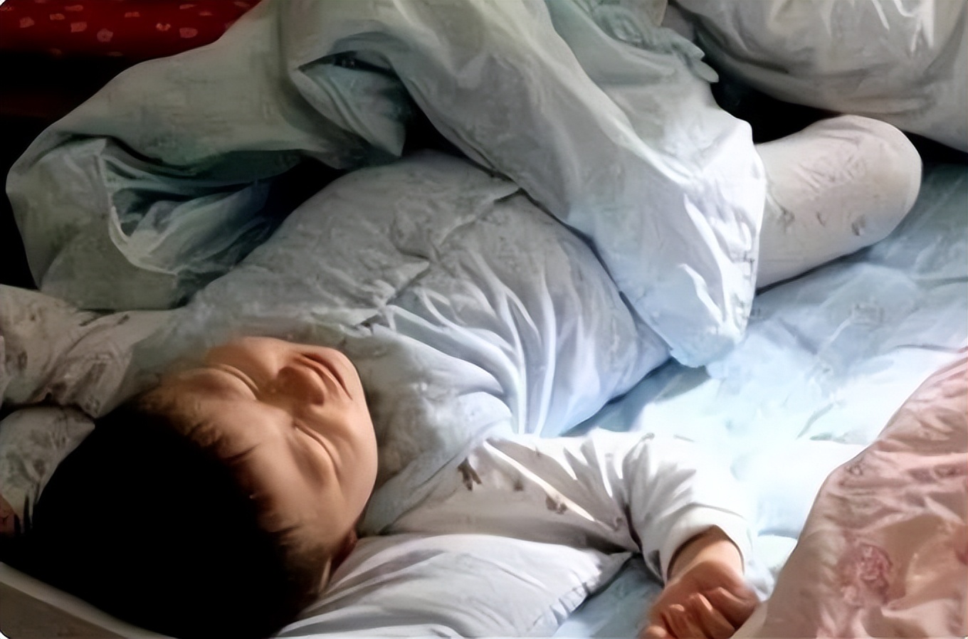 孩子睡觉老是踢被子说热怎么办,孩子睡觉热踢被子是什么情况