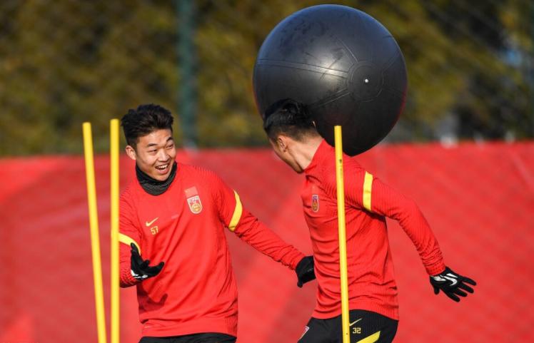 国足客战沙特开球时间,国足对战日本赛后采访李霄鹏