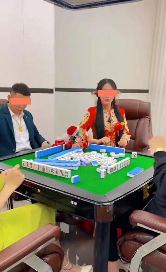 大喜之日新娘竟然去打麻将，新郎到现场催促，新娘：我还没玩够呢