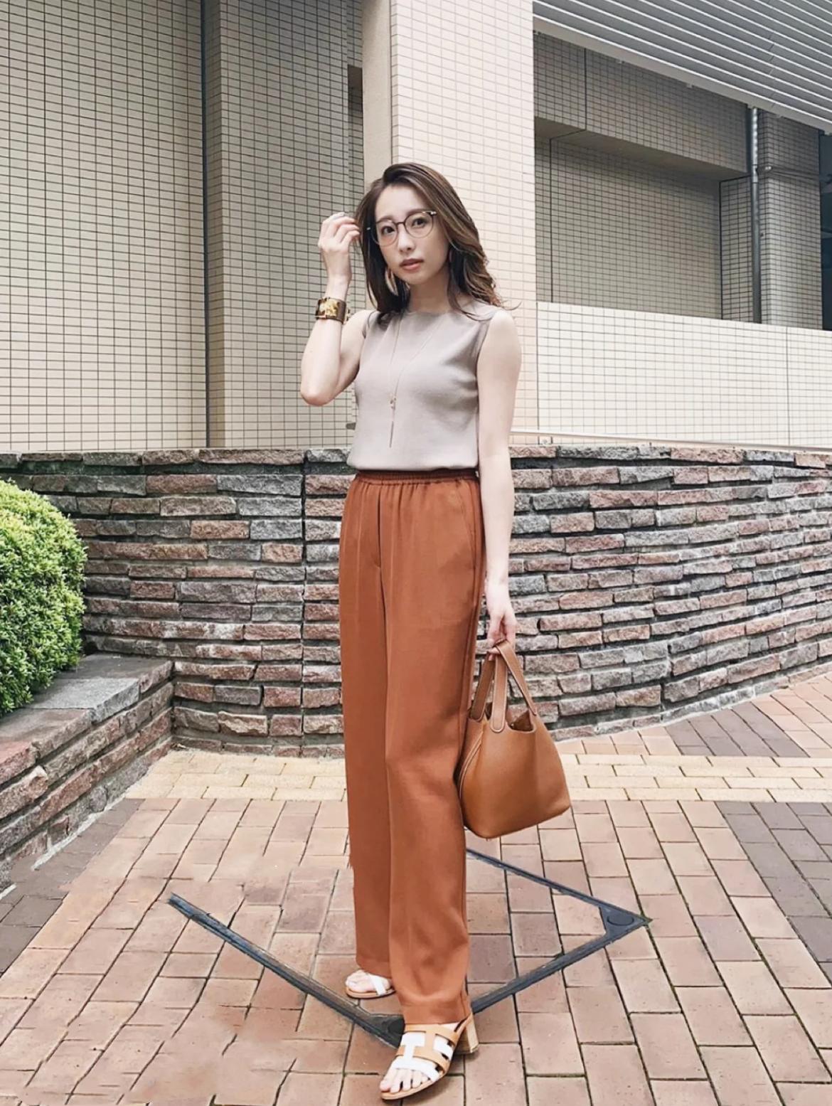 腰带扔一边吧，今年突然流行“抽绳裤”，松紧收放自如，时髦减龄