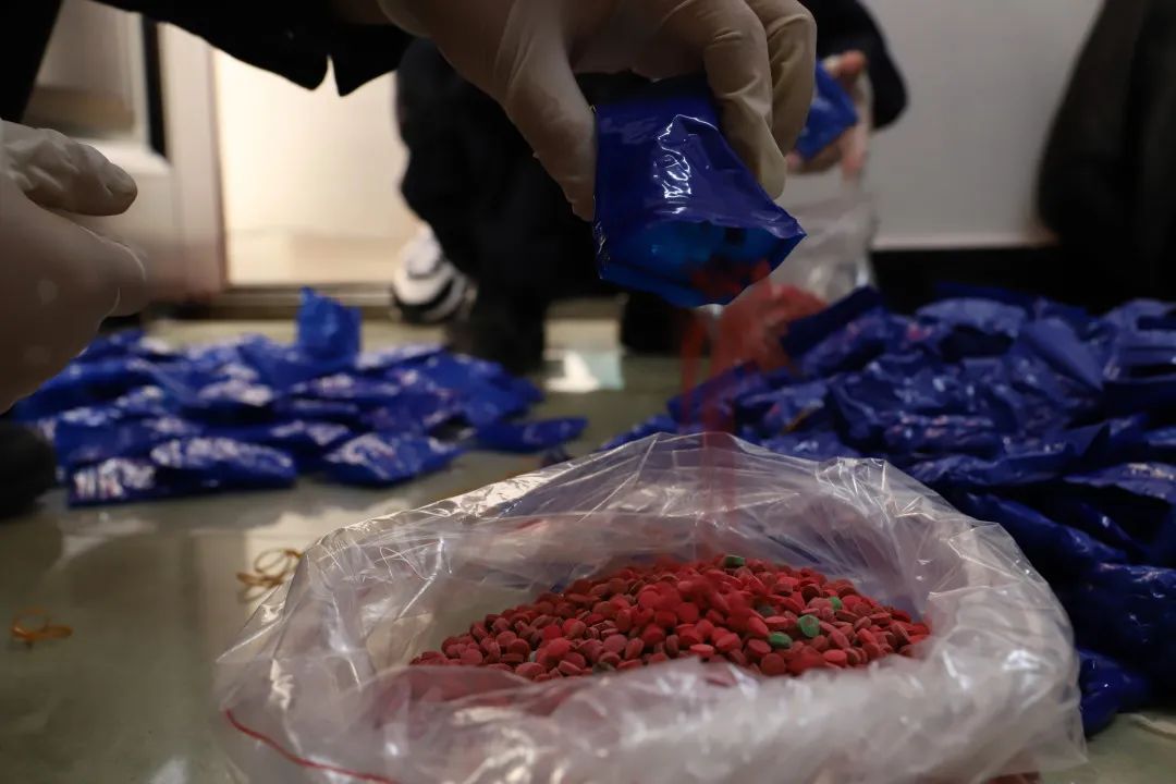 【一线警察】出镜得“打码”的他，骨折仍不松手！