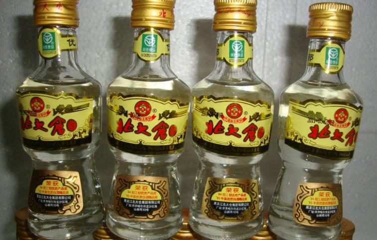 红星绿瓶蓝瓶白瓶区别,绿瓶的红星二锅头和蓝瓶的哪个好