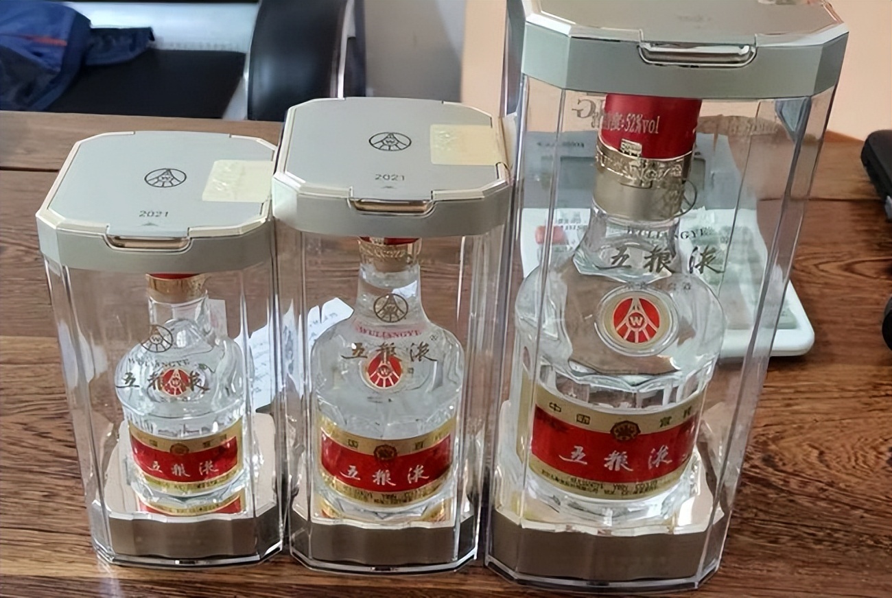 茅台用矿泉水瓶装好吗,真正茅台酒是瓷瓶还是玻璃瓶