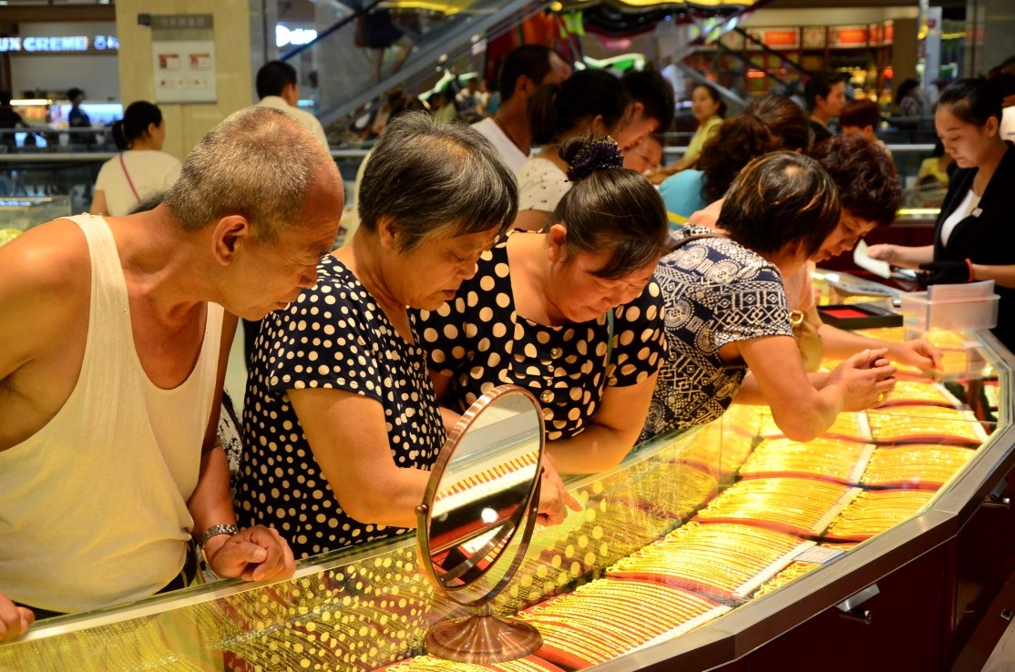 华尔街做空黄金遇到中国大妈采访,中美2024年金融战对黄金价格影响