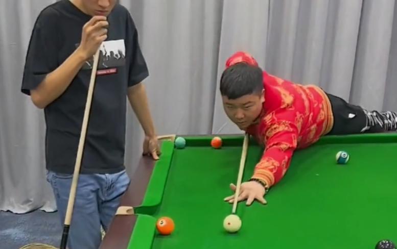 小伙自创台球杆法挑战丁俊晖,仙人杆法挑战丁俊晖原视频