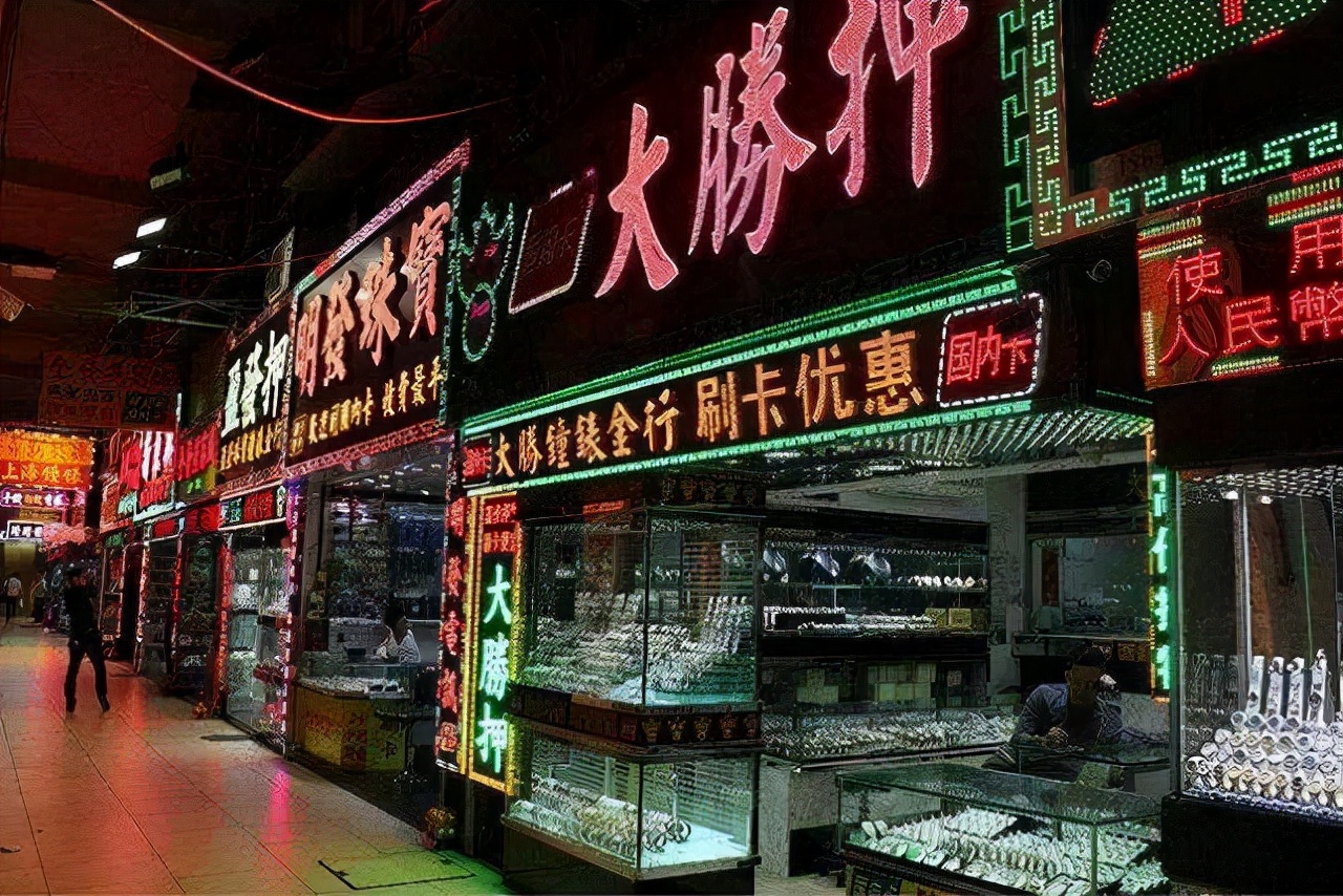 在澳门重生的当铺：依附*场赌**、售卖高奢品疯狂敛财，赌徒血本无归