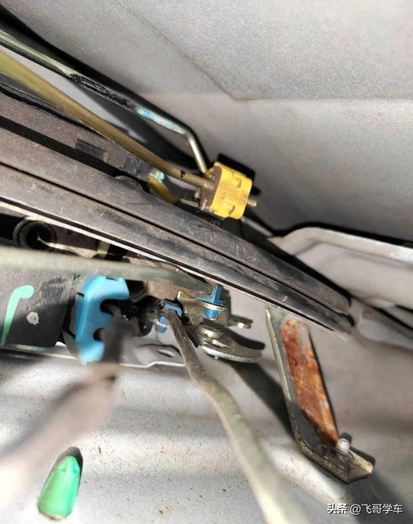 别克凯越车门锁异响和跳动,凯越锁车或者开锁反复跳动