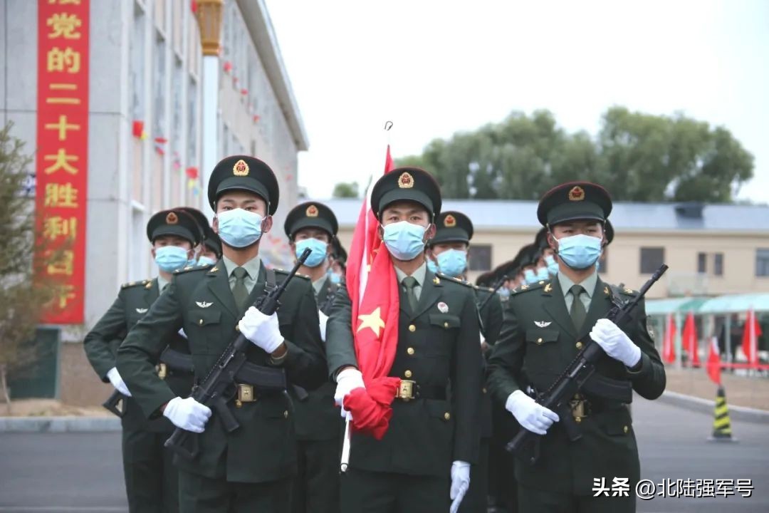 敬礼鲜艳的五星红旗,鲜艳五星红旗下敬礼视频