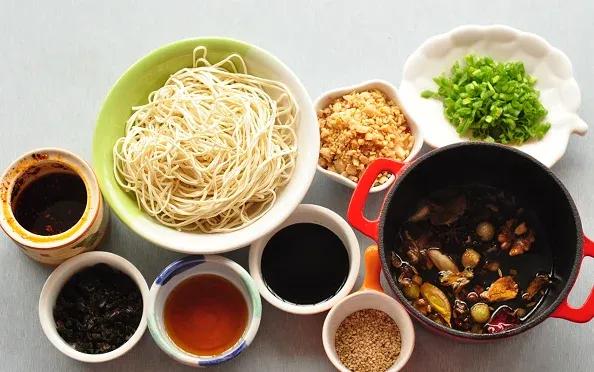 宜宾燃面和兰州牛肉面哪个更出名,宜宾燃面的特点口感