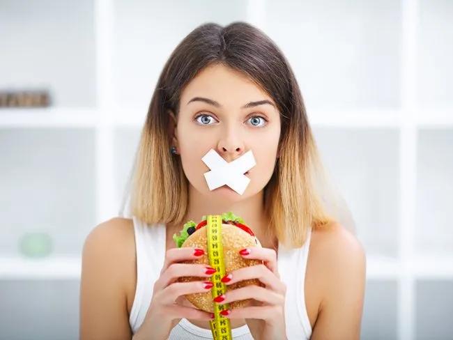 晚餐几点吃不会发胖,晚餐吃太多太饱太晚怎么补救