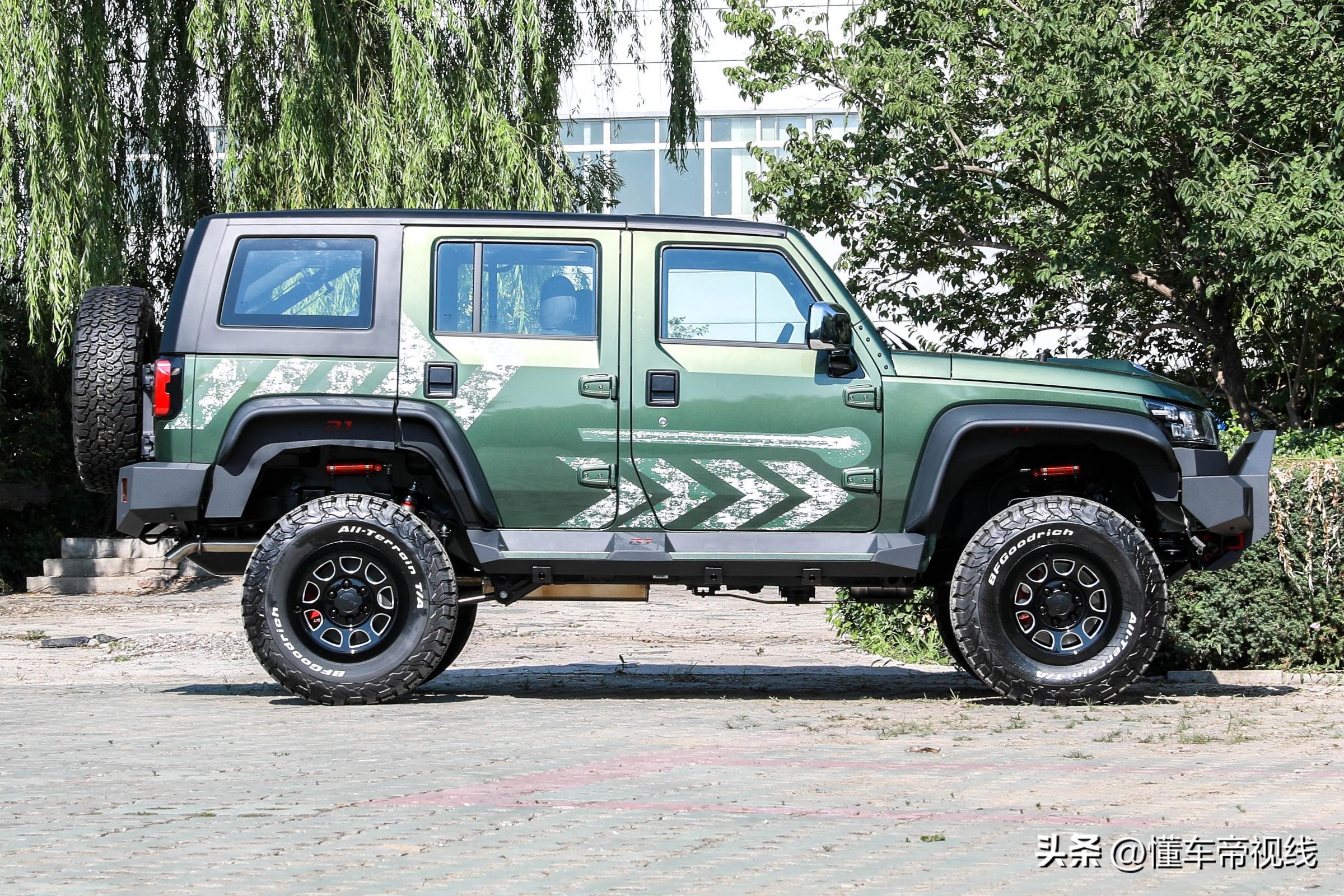 2021款北京bj40雨林穿越版2.3t,2024款北京新款bj40越野视频