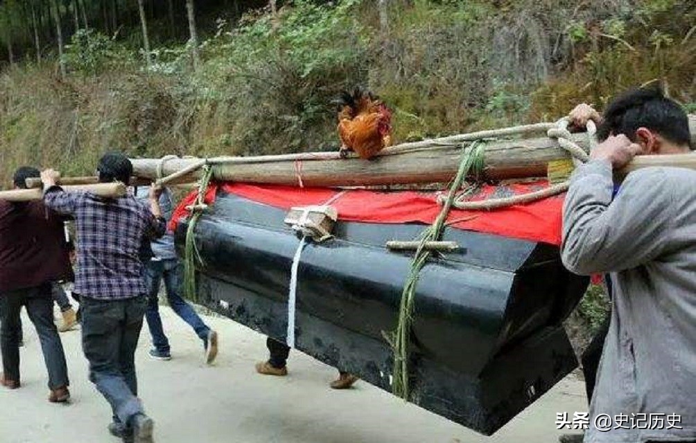 儿媳妇被误会跟公公睡觉，跳下山崖自杀，打开棺材人们恍然大悟