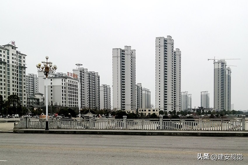 我第一次打工挣钱的经历，在打井队干活，20天挣了25元钱