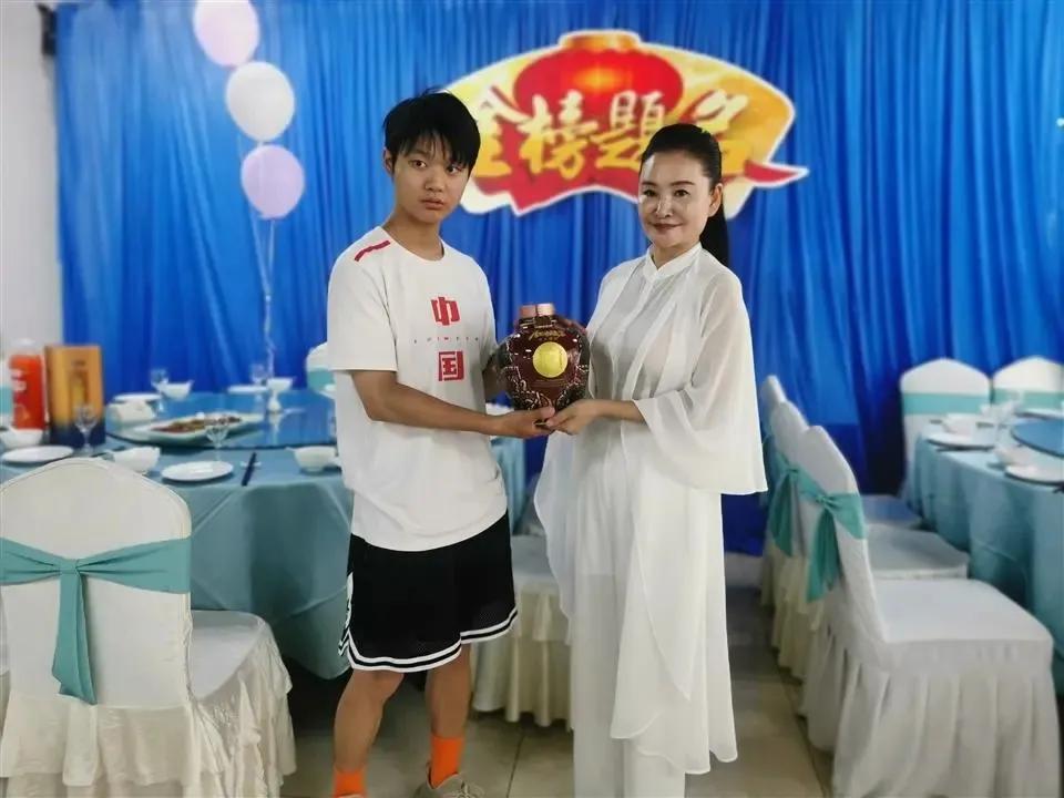 杰出企业家杨涛大爱感动商会会员，一小时抢购“爱心酒”50万！