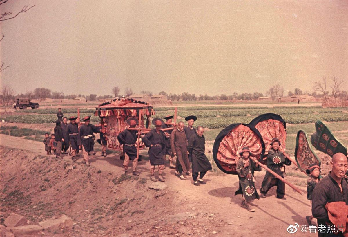 集中营惨状:30张老照片揭示妇女衣不遮体的悲惨命运!