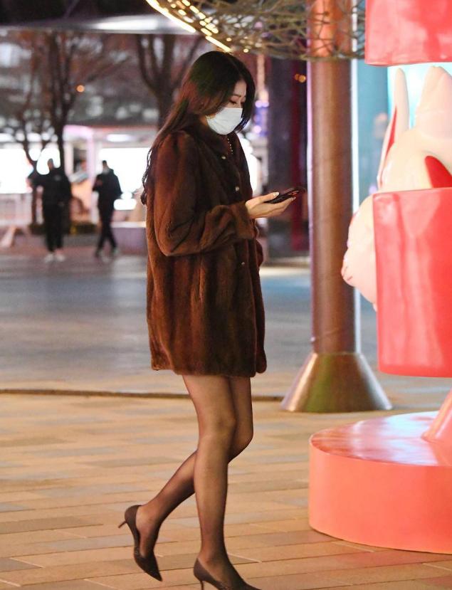 黑色短袜靴高跟怎么搭配衣服,女生穿黑色丝绒袜和黑色高跟鞋