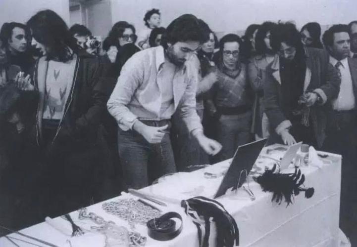 行为艺术之母—玛丽娜裸身试人性，揭示了“人性本恶”的道理