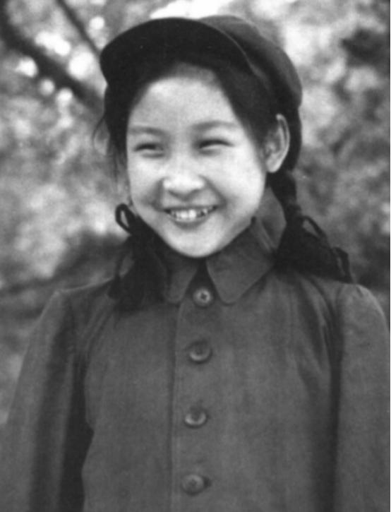 76年毛主席病逝，想起昔日恩情，*子珍贺**含泪对主席像说：请安息吧