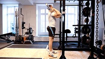 教练辅助女学员深蹲,教练辅助女生深蹲150kg