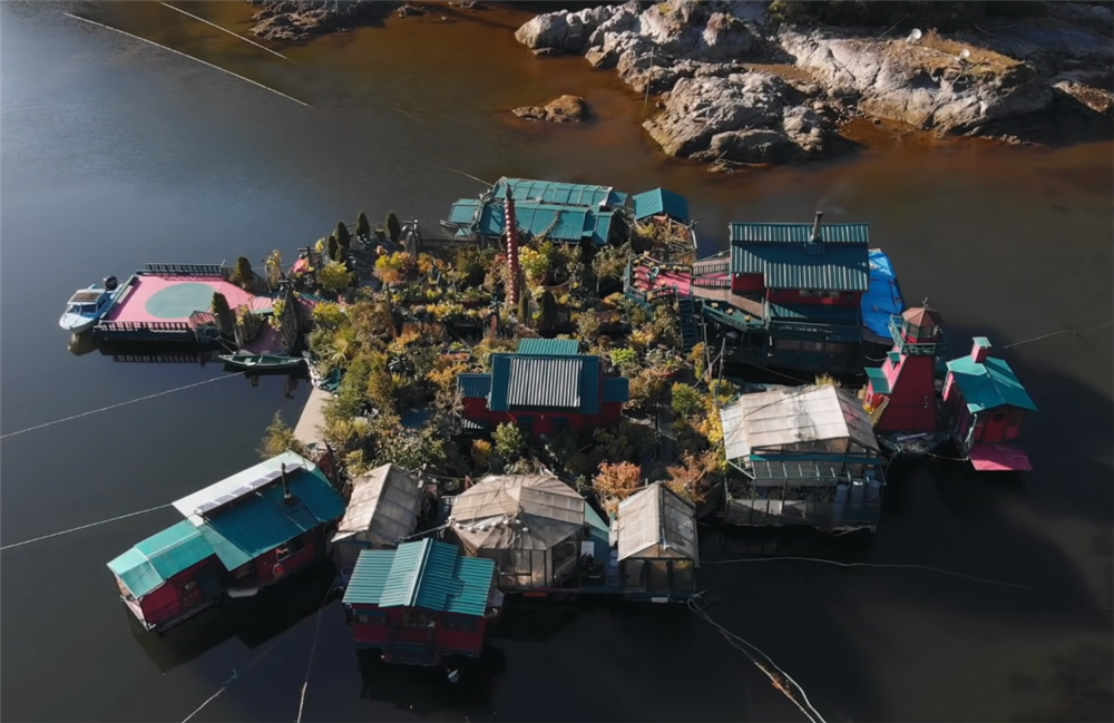 夫妻二人买下海岛过起隐居的生活,夫妻隐居小岛与世隔绝