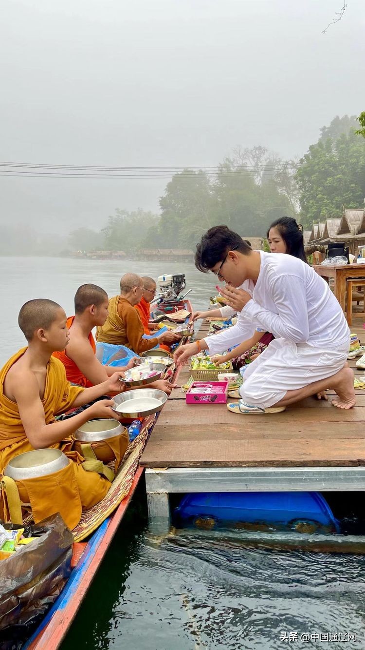 中国小伙在老挝自驾游,老两口自驾游中国